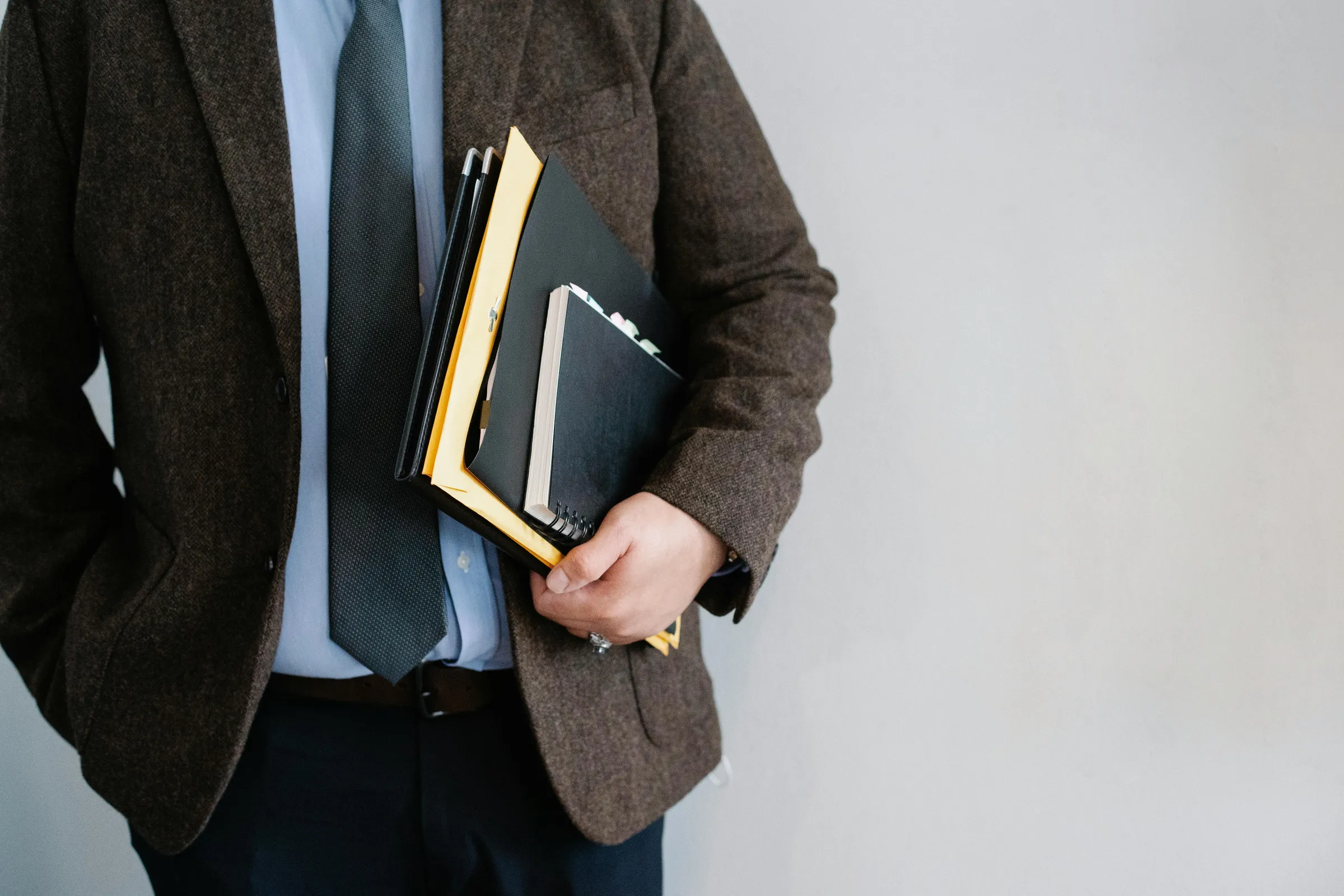 Avocat travaillant sur des documents confidentiels